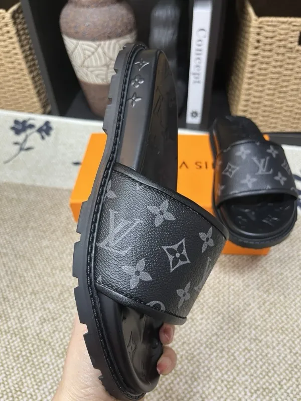 P270🏆Louis Vuitton 🏆[Louis Vuitton] Spring/Summer 2025 [Men's Flip Flops] 🎯🎯As an active family in the fashion industry ⭐ Lv is characterized by bold innovation ⚡Create this casual business style for Chinese fashionable men ✨The fabric is made of imported high-grade cowhide 🔥 Clean and neat ⚡Fashionable and elegant🌹Breathable, sweat-absorbent and deodorant👈So luxurious, high-end and domineering. 👍Must be sold if you repost the picture. Number of yards: 38--46. Color: 🎉 For large quantities. Welcome to repost.